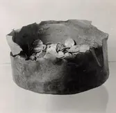 Skattfynd av silver bestående av kopparask innehållande ett stort antal arabiska silvermynt samt guldsolidii, präglade för Majorianus. Funnet vid plöjning på c:a 25 cm djup.
Uppgifter hämtade från Historiska Museet där även föremålen finns.