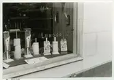 Skyltfönster i Lundgrens järnhandel. Pappersrullar.

Foto: D. Selling juli 1971.