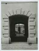 En portal med grind i kv Rådmannen. Förmodligen året 1908.