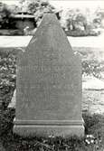 Grav utförd i röd kalksten på Gamla kyrkogården.

Höjd: 85 cm, bredd: 48 cm, tjocklek 7,5 cm.
Text:
