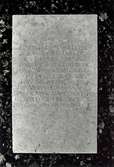 Grav utförd i grå kalksten på Gamla kyrkogården.
Längd 195 cm, bredd: 118 cm.

Ingen ornering.

Text: