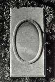 Grav utförd i röd kalksten på Gamla kyrkogården.
Längd: 177 cm, bredd  88 cm.

I stenens mitt finns en oval lagerkrans, 112x73 cm, med texten: 