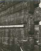 Detalj av korsknut på en fastighet i kv Laken.