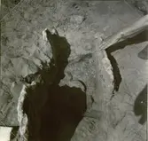 Hällkista från neolitikum. Mitt i bilden hartstätningsringar.