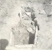 Hällkistans bottenhällar. I förgrunden delar av skelettet.