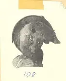 Hjälm funnen vid utgrävningen av vallgraven framför bastionen S:t Erik.
På vissa plåtar har Martin Olsson klistrat eltejp för att markera hur bilden skulle beskäras i boken.