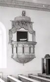 Predikstolen i Mönsterås kyrka efter restaureringen. Konservator Sven Wahlgren, 1939.