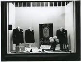 Skyltfönster hos AB Bröd. Berggren. Manufakturhandlare.