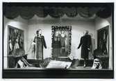 Biografen Palladium annonserar i Kappmagasinets fönster. Ninotchska-looken?