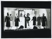 Kalmar Kappmagasin AB. Skyltfönster med skyltdocka.