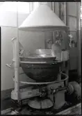 AB Kalmar Marzipanfabrik. Maskin för att blanda mandelmassa.