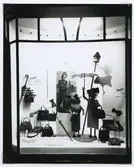Skyltfönster i Närstads väskbutik.
Handsk - Väsk - och
Paraplyaffär.
Foto 1948-11-16