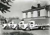 Lastbilar redo för leveranser hos AB EOL Köpmännens inköpscentral.
Fotot beställt av Rydbergs bilverkstad.

Bilden tagen vid Tullhuset med Höglundska husen i bakgrunden.

Foto 1949-05-21.