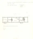 Ritning över Hållstugan vid Bröms Gästgivaregård,  augusti 1904. Riven omkring 1918.

Obs. skylt över dörren, 