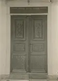 Huvudbyggnaden på Tveta gård: Dörrarna, rikt snidade med bland annat eskulapstav (en läkare, Wetterberg, lät bygga huset.)