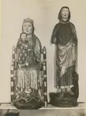 Två helgonfigurer i trä från Tveta kyrka efter restaureringen 1933.