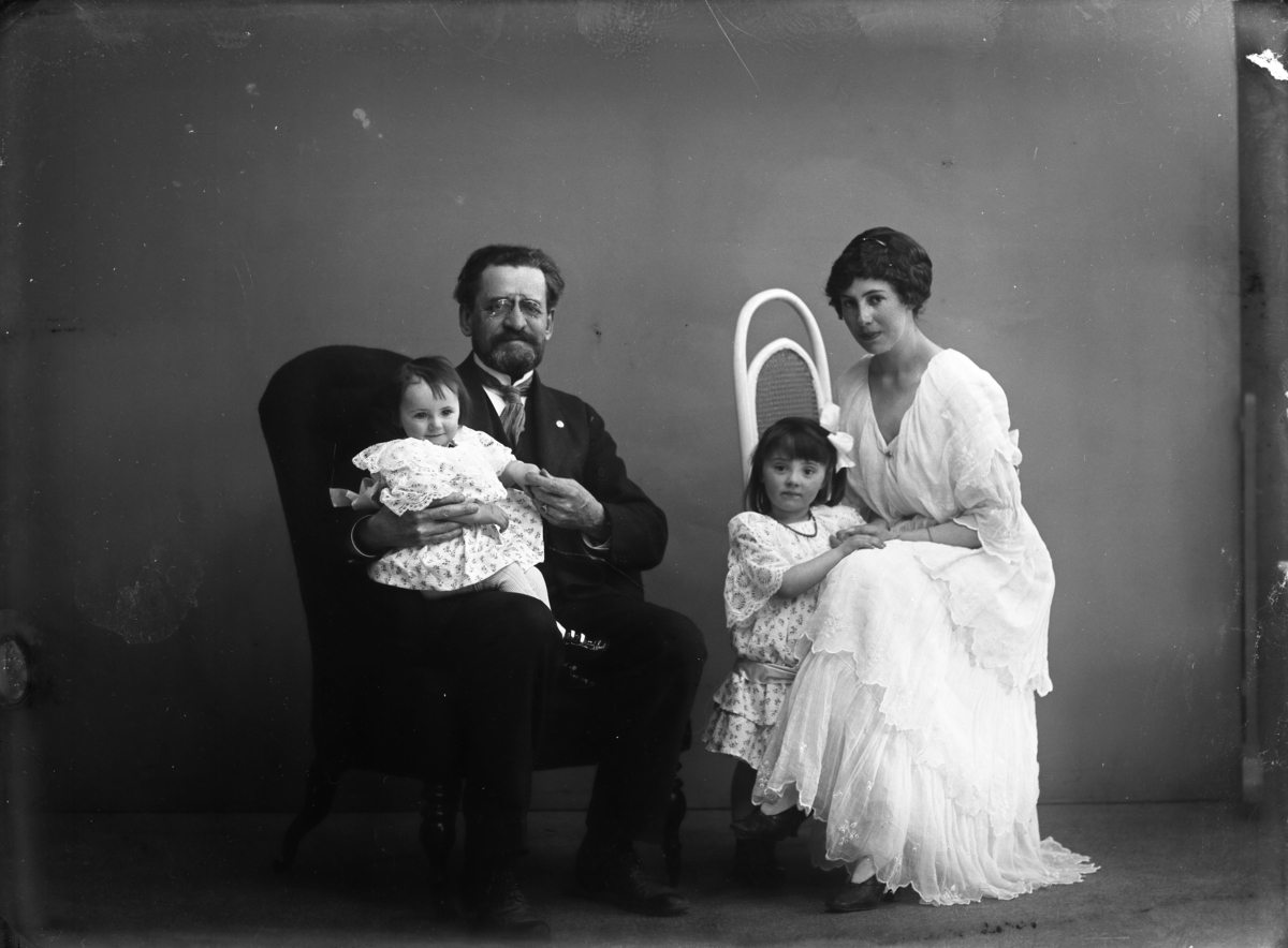 Calla Helena Sundbeck, The Mermaid Helga von Otter with the Daughters Birgit, in the Knee of the Court of Appeal Gyllensvaan, and Margit.