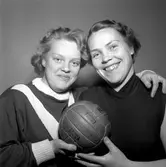 Mor och dotter i samma handbollslag.
April 1956.