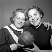 Mor och dotter i samma handbollslag.
April 1956.