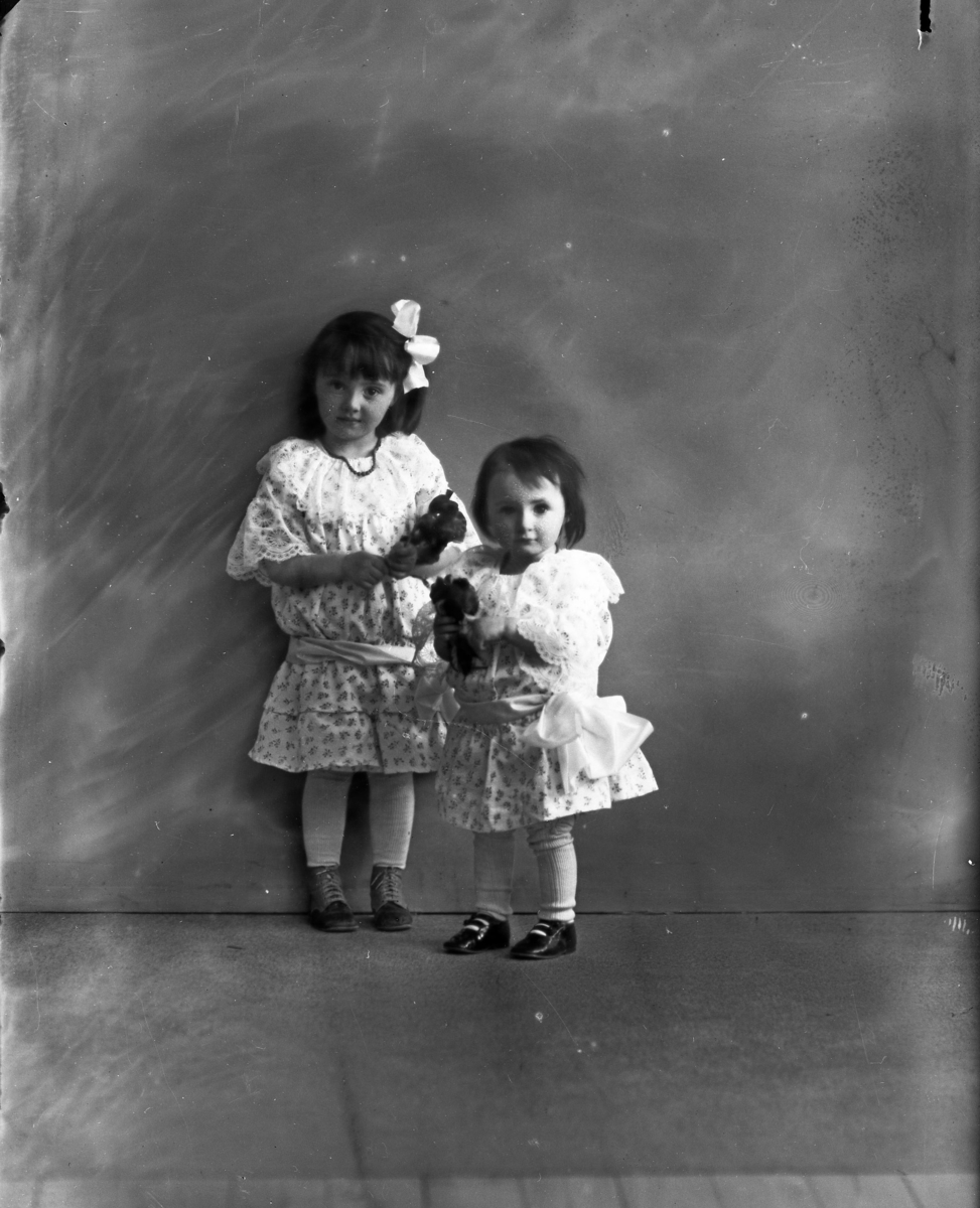 Calla Helena Sundbeck, Syskonen Margit och Birgit von Otter. Barn till Helga Maria och Eric von Otter. Glasplåt.
