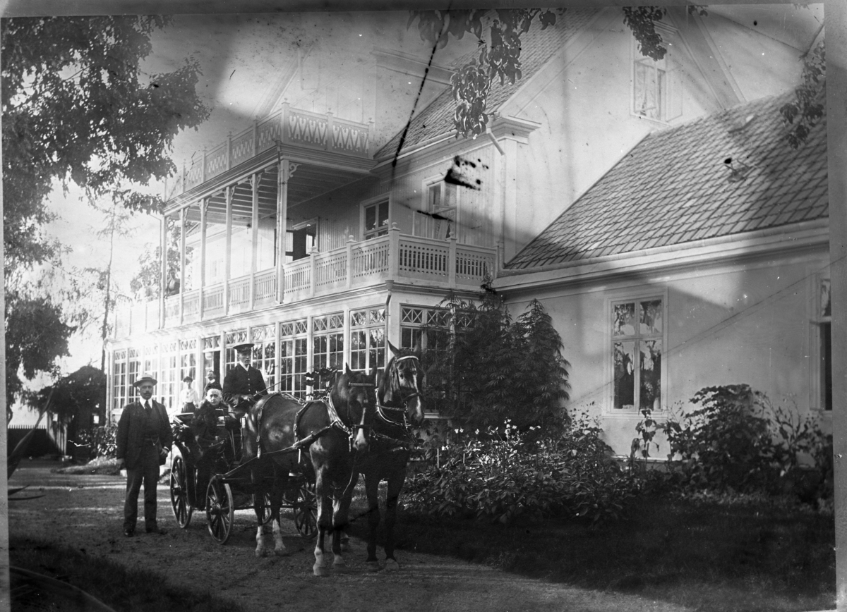 Calla Helena Sundbeck, The Duchess of Sweden von Düben in a Land Loan with son Adrian Cesar alongside. Axel Stark is seated on the cowhip.