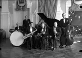 En orkester i smoking. Beställare till bilden: Allan Valentin.