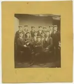 Läroverkspojkar som tagit realexamen.