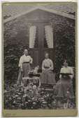 Idyll från fru Judith Peterssons trädgård 1905.