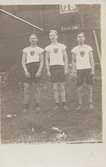 Från vänster i bild Josef Petersson, Sven Jonsson och Charles Siedén.
Erhållet av Hilma Jonsson ... 13 januari 1918.