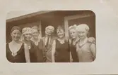 Handskriven text på fotots baksida: Simmagistrarna 1918 från vänster Agda Werner, Ruth Svensson, Hilma Jonsson, Gunnar Skoglund, Inga Nyman, Sissan Rydell, Lalla Sjöqvist.