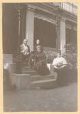På Carlsberg 1893. Sittande på trappan:
Herr Hain, Matilda Sundberg, Anna Von Strussenfelt och S Hain.