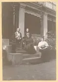 På Carlsberg 1893. Sittande på trappan:
Herr Hain, Matilda Sundberg, Anna Von Strussenfelt och S Hain.