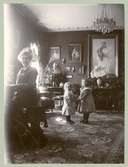 Sven Sundbergs fru med två döttrar i en salong i Carlsbergsvillan.