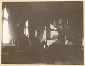 Två okända herrar och en hund i en salong i Sven Sundbergs hem.