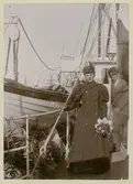 Elvira Bergman och ångfartyget Thjelvar vid Circus Bergmans avresa från Kalmar 1895.