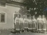Damer med hembygdsdräkt.