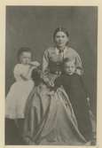 Fru Emilie Löfgren med barn.