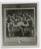 Hattmakareverkstad i Stockholm  på 1860 talet. Gesällen stående längst till höger är Karl Douhan. Född i Vimmerby 1831 av gammal vallonsläkt inkommen till Vimmerby med hattmakaremästare Johan Peter Douhan född i Tierp 1792.