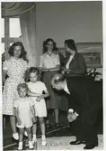 Prinsessan Sibylla med barn hos landshövding Ruben Wagnsson, Kalmar. Cirka 1950.