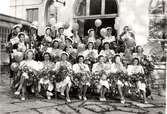 Studentexamen i Kalmar 1938.
Kortet taget på Teatervallen utanför restaurang Teaterkällaren.