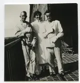 Tyskar på altanen med sköterska på lasarettet. Troligen överlevande från minsprängningen vid Össby.