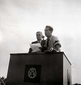 Kommentator på motortävling.