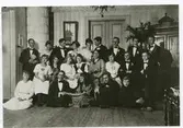 Juldans hos fotograf Sandberg 9/1 1919 (enl annan uppgift ca 1922).Från vänster fotograf Herman Sandberg, Sigrud Göransson, Elsa Sandberg?. Sigbritt Höglund, Yngve Johansson, Gagg(Ragnar)Jeansson, Helg Sjöstedt gift Jeansson,Tessan Elfström, 