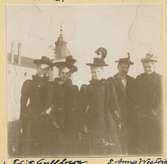 Skolpojksflammor 1897.
Edit Gullberg, Helene Baehrendtz, Lizza Gullberg, Signhild Hultqvist och Anna Westrin
