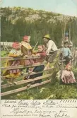 Barn i folkdräkter från Leksand i Dalarna.

Den handskrivna texten lyder 