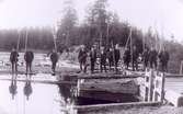 Flottare uppställda för fotografering vid dammen i Barkeström.