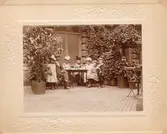 F.v. Greta, Axel och Betty le Grand.