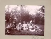 En familj tar igen sig i en glänta i Perstorp, Oxhagen.