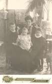 Familj på Strömgatan, kvarteret Brandvakten i februari 1905.