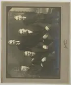 Carl Theodor Nilsson (Nelson) var född den 15/12 1868 i Madesjö socken (Gunnaremo?). Föräldar och barn flyttade den 2/11 1871 till Kristvalla (Slättingebygd) och därifrån till Kalmar den 12/4 1877. Carl Theodor utvandrade till USA 1888. Han besökte Sverige efter cirka 10 år men återvände till USA efter något år, där han var verksam inom byggnadsbranschen. Han gifte sig med en svenska omkring år 1900. Hustrun dog i slutet av 1910-talet och Carl Theodor den 10/3 1952, vilket framgår av brevet från sonen Hugo till hans kusin Elsa, som var född i Kalmar den 1/10 1899. Om de fyra sönerna saknas uppgifter, veterligen har de aldrig besökt det gamla landet. Kortet är antagligen taget omkring 1920. Tidningsurklippet ur the Daily Republican av den 5/6 1946 kom någon gång från familjen Nelson till någon av bröderna i Kalmar, vilka nu är döda.

Foto Kane Lundgren